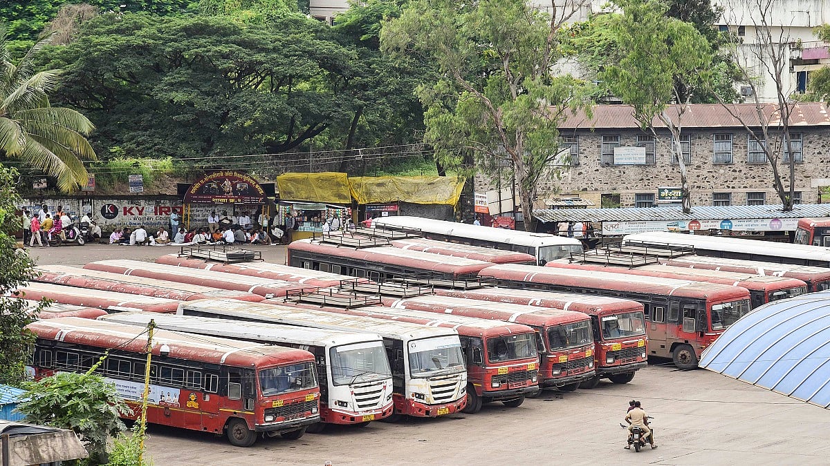 महाराष्ट्र में MSRTC कर्मचारियों की हड़ताल दूसरे दिन भी जारी, 63 डिपो पूरी तरह से बंद, यात्री परेशान