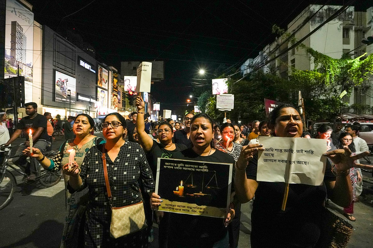 डॉक्टर रेप-मर्डर केस: आरजी कर घटना के विरोध में कोलकाता में लोगों ने एक घंटे तक लाइट बंद रखीं, कैंडल मार्च निकाला