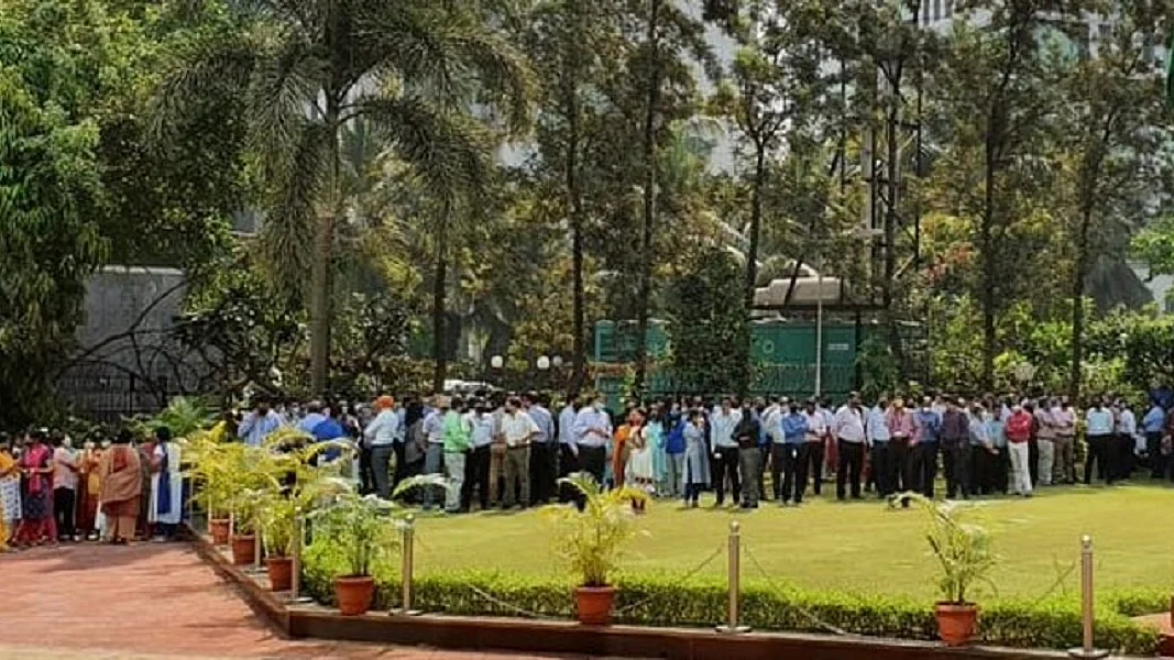 सेबी कर्मचारियों का मुख्यालय पर जोरदार प्रदर्शन, माधवी पुरी पर लगाए गंभीर आरोप, इस्तीफे की मांग की