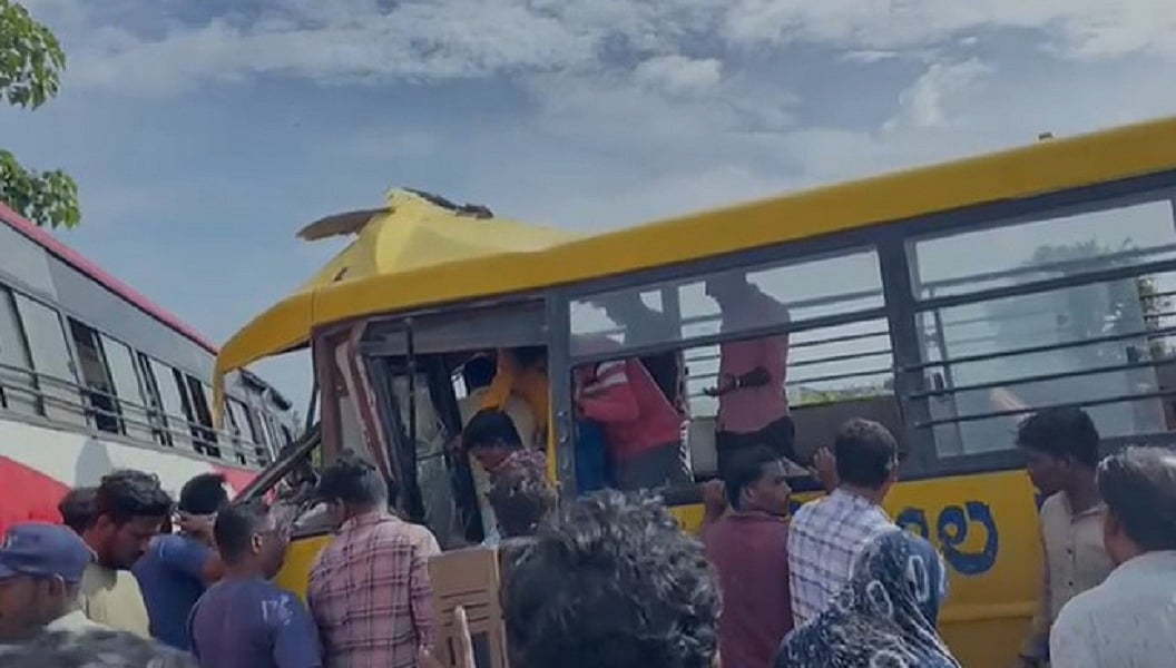 कर्नाटक के रायचूर में दो बसों में भीषण 
टक्कर, दो छात्रों की मौत, 3 के पैर कटे, 20 बच्चे घायल