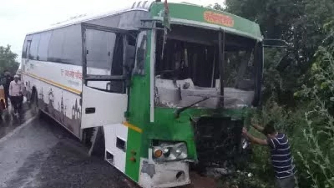 UP के हाथरस में भयावह सड़क हादसा, बस-वैन की टक्कर में 15 यात्रियों की मौत