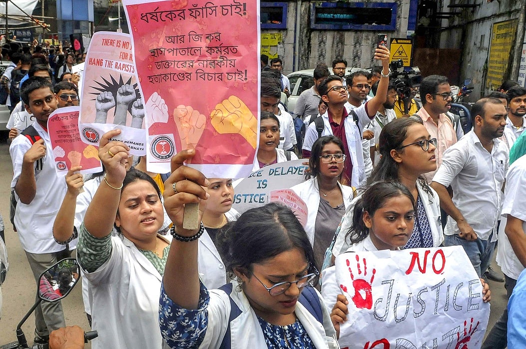 कोलकाता रेप-हत्या केसः सुप्रीम कोर्ट में सोमवार को अहम सुनवाई, पूरे बंगाल में प्रदर्शनों का दौर जारी