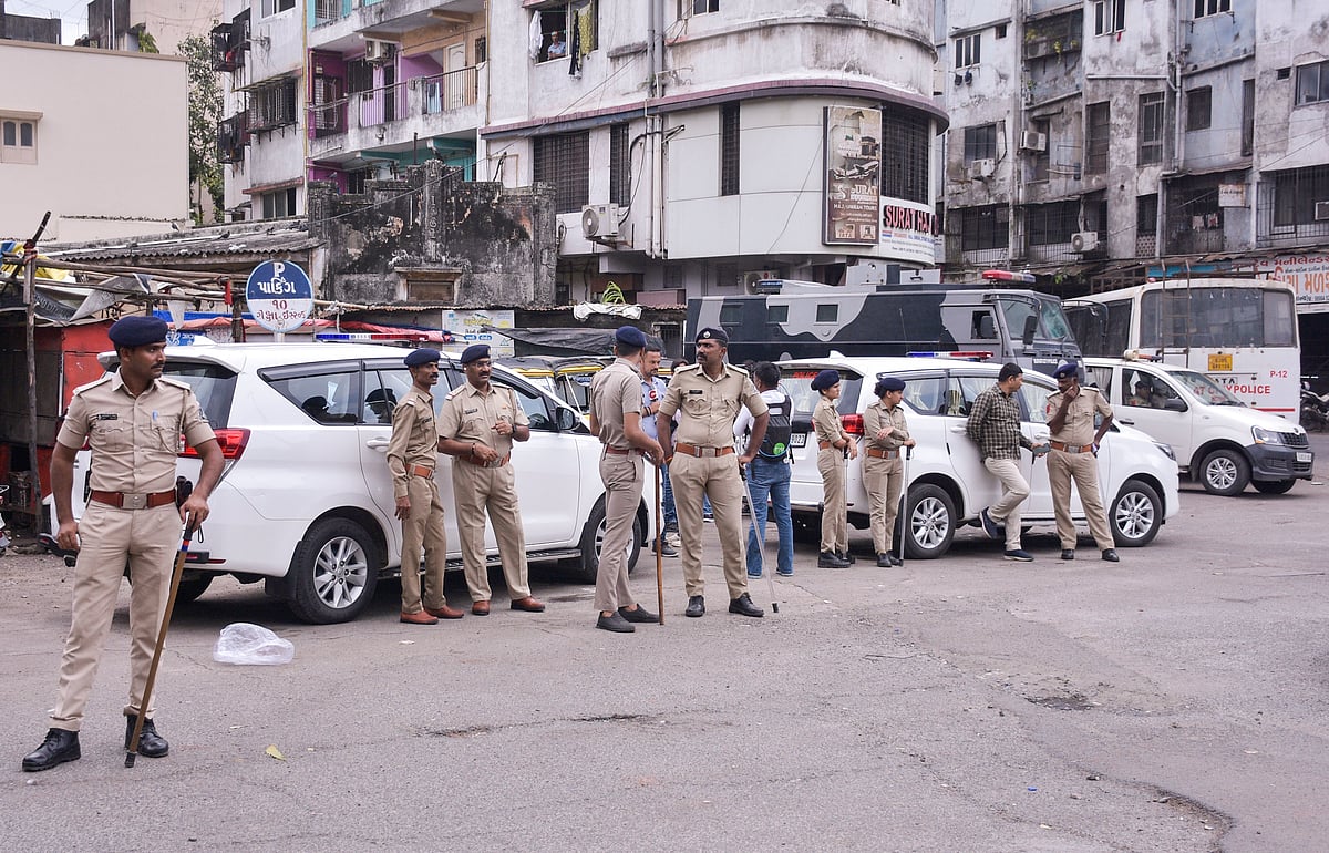 गुजरात: सूरत में गणपति उत्सव के दौरान पथराव, लोगों ने घेरा थाना, पुलिस ने किया लाठीचार्ज, हिरासत में 32 लोग