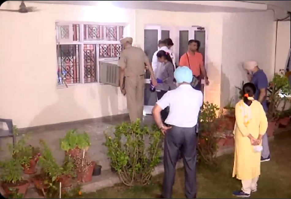 चंडीगढ़ में एक कोठी में धमाके से दहला इलाका, मालिक ने ग्रेनेड फेंके जाने का किया दावा, पुलिस जांच में जुटी