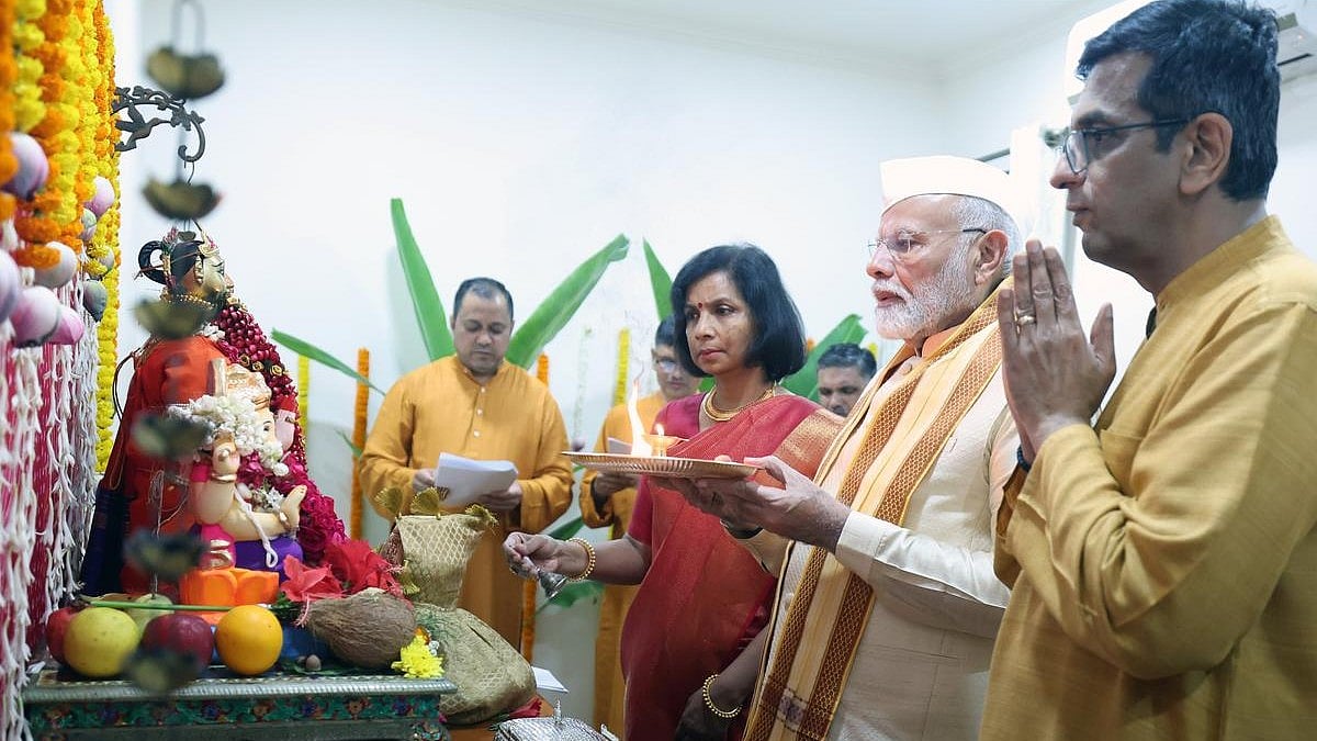 प्रधानमंत्री नरेंद्र मोदी बुधवार शाम चीफ जस्टिस डी वाई चंद्रचूड़ के घर जाकर गणपति पूजा में शामिल हुए