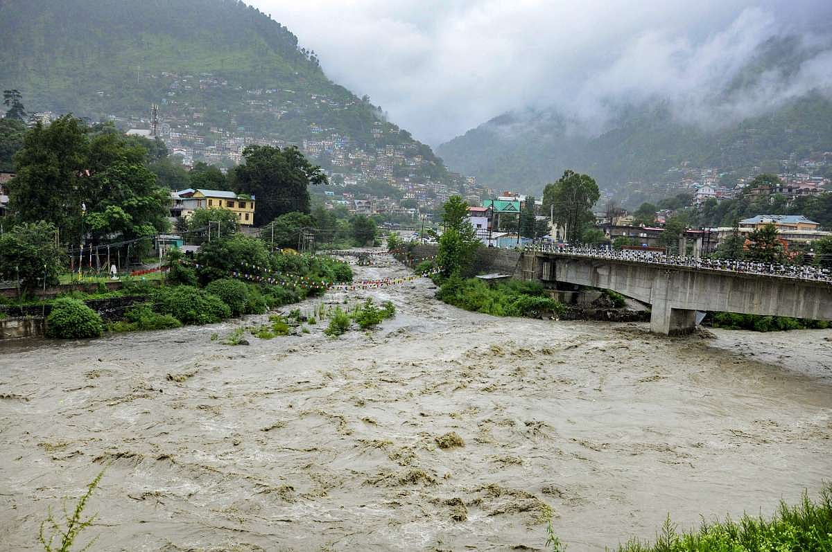 हिमाचल प्रदेश के तीन जिलों में अचानक बाढ़ आने का खतरा, आईएमडी ने जारी की चेतावनी
