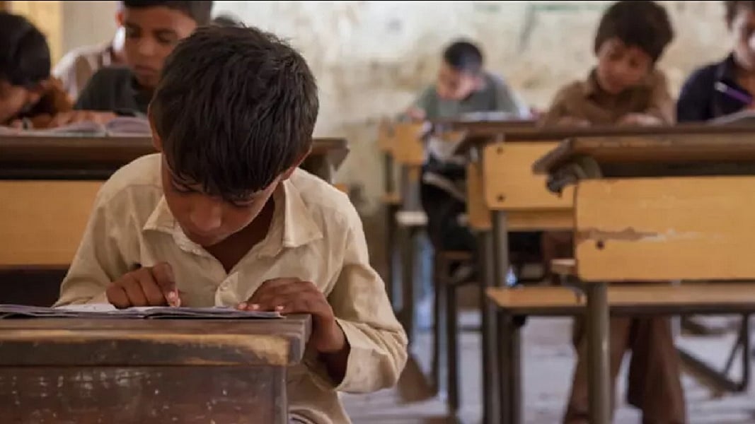 मध्य प्रदेश में हेडमास्टर की जगह बेटा चला रहा था सरकारी स्कूल, दोनों के खिलाफ धोखाधड़ी का केस दर्ज