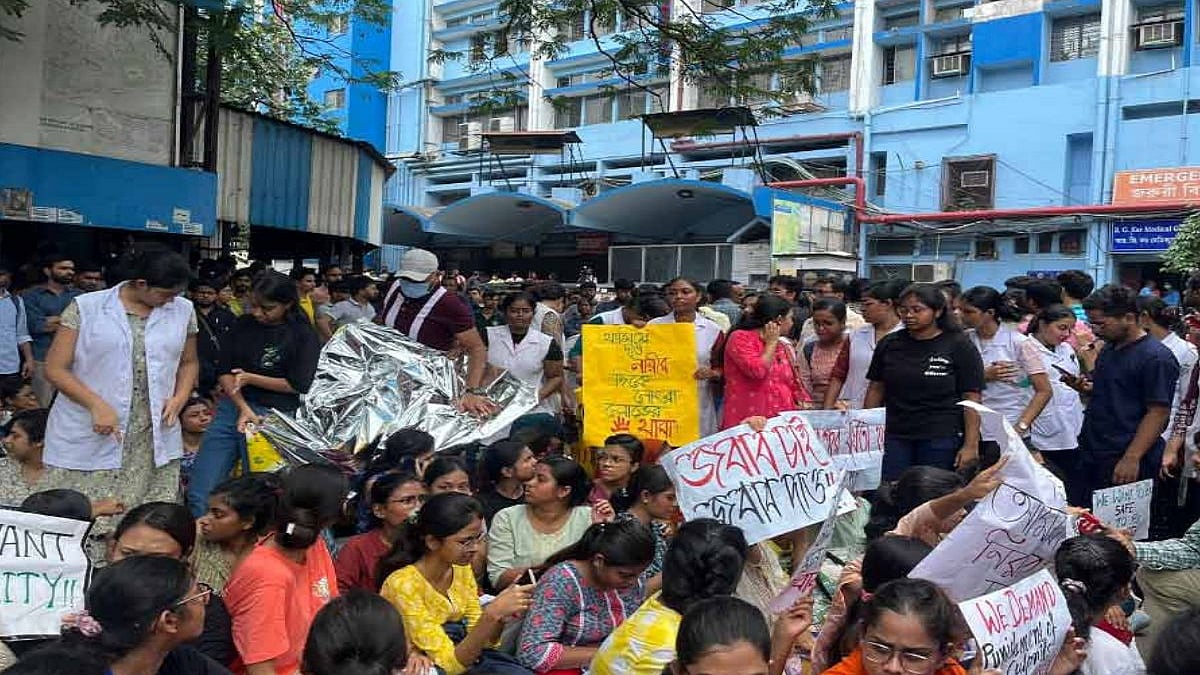 कोलकाता रेप-मर्डर केस: स्वास्थ्य विभाग कार्यालय के बाहर डॉक्टरों का प्रदर्शन जारी, अपनी मांगों पर अड़े