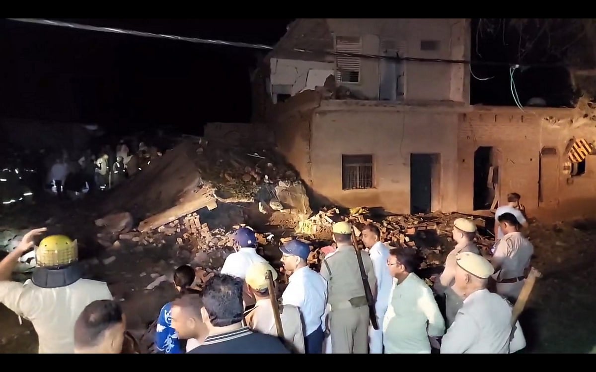 यूपी फिरोजाबाद में बड़ा हादसा, पटाखा गोदाम में भीषण विस्फोट, 5 की मौत, कई घर क्षतिग्रस्त