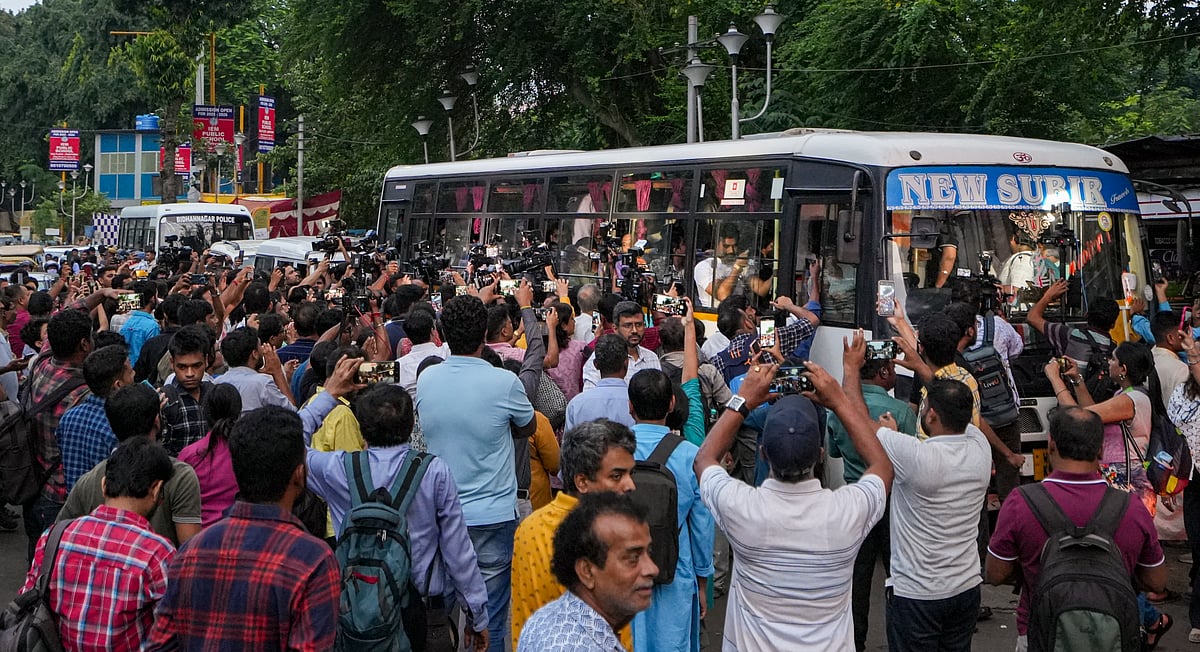 कोलकाता: आंदोलनकारी चिकित्सकों ने CM से मुलाकात के बाद कहा- मांगें पूरी होने तक काम बंद, प्रदर्शन जारी रहेगा 