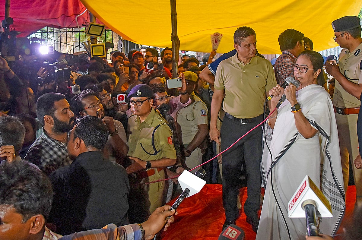 ममता ने कोलकाता पुलिस कमिश्नर और मेडिकल एजुकेशन डायरेक्टर हटाए, हड़ताली डॉक्टरों से बातचीत में हुए फैसलों पर अमल शुरु