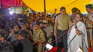 ममता ने कोलकाता पुलिस कमिश्नर और मेडिकल एजुकेशन डायरेक्टर हटाए, हड़ताली डॉक्टरों से बातचीत में हुए फैसलों पर अमल शुरु