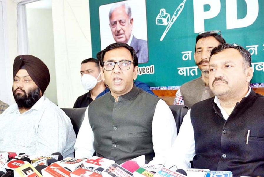 जम्मू-कश्मीर चुनावः किश्तवाड़ में PDP उम्मीदवार का आरोप- पुलिस ने मतदान केंद्र के अंदर मारपीट की