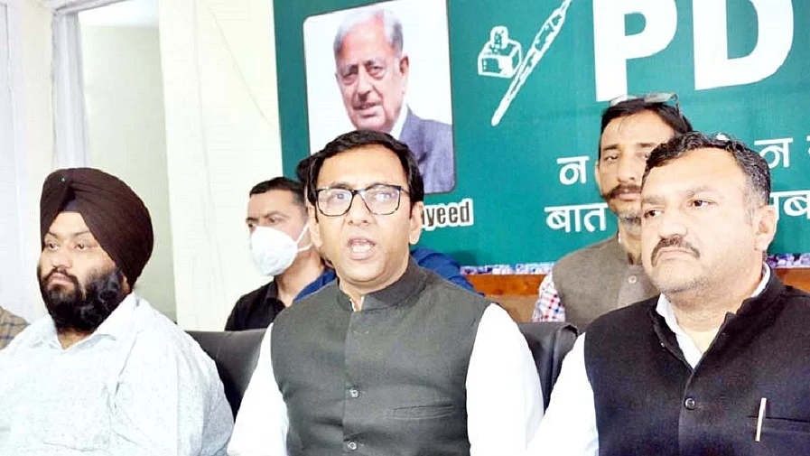 किश्तवाड़ में PDP उम्मीदवार का आरोप- पुलिस ने मतदान केंद्र के अंदर मारपीट की