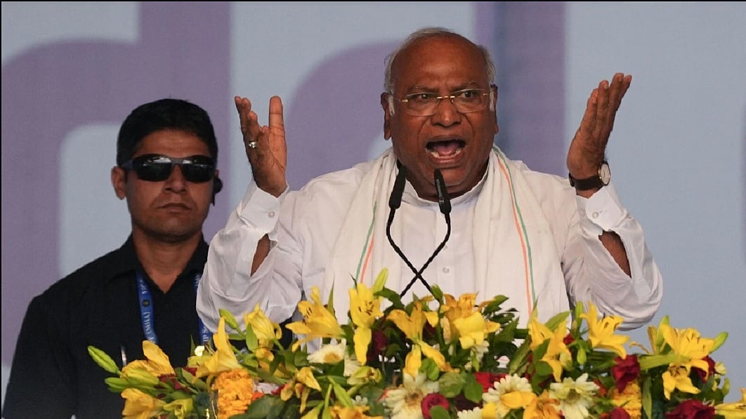 'एक राष्ट्र, एक चुनाव' पर खड़गे बोले- व्यवहारिक नहीं, लोकतंत्र में नहीं चल सकता