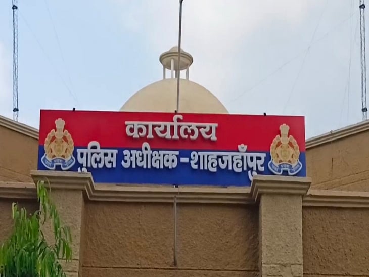 उत्तर प्रदेश: शाहजहांपुर में मंदिर के पास बनी मजार को तोड़कर शिवलिंग स्थापित किया, पुलिस बल तैनात
