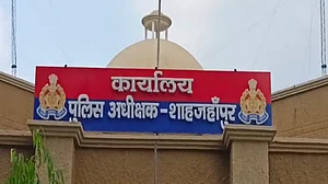 उत्तर प्रदेश: शाहजहांपुर में मंदिर के पास बनी मजार को तोड़कर शिवलिंग स्थापित किया, पुलिस बल तैनात