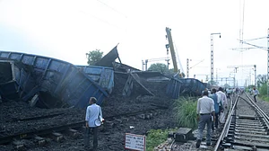 यूपी: आगरा से दिल्ली जा रही मालगाड़ी डिरेल, 20 से अधिक डिब्बे पटरी से उतरे, कई ट्रेनें बाधित, यात्री परेशान