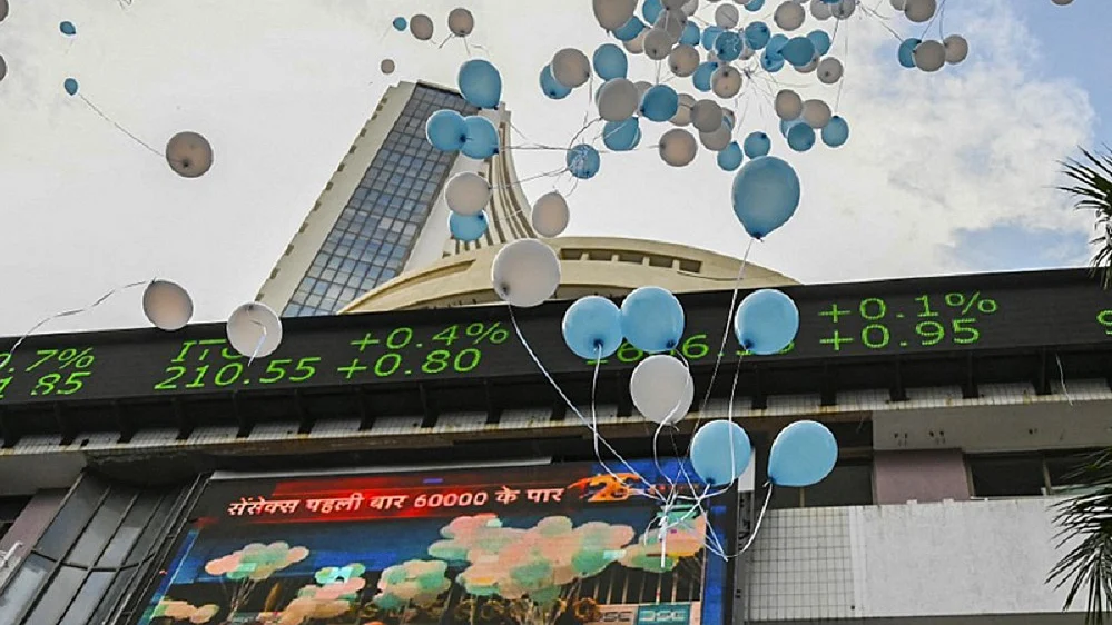 शेयर बाजार में गिरावट थमी, सेंसेक्स 535 अंक चढ़ा और रुपया 25 पैसे टूटकर 86.56 प्रति डॉलर पर पहुंचा
