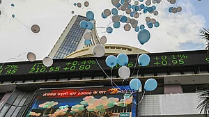 अर्थजगतः शेयर बाजार में गिरावट थमी, सेंसेक्स 535 अंक चढ़ा और रुपया 25 पैसे टूटकर 86.56 प्रति डॉलर पर पहुंचा