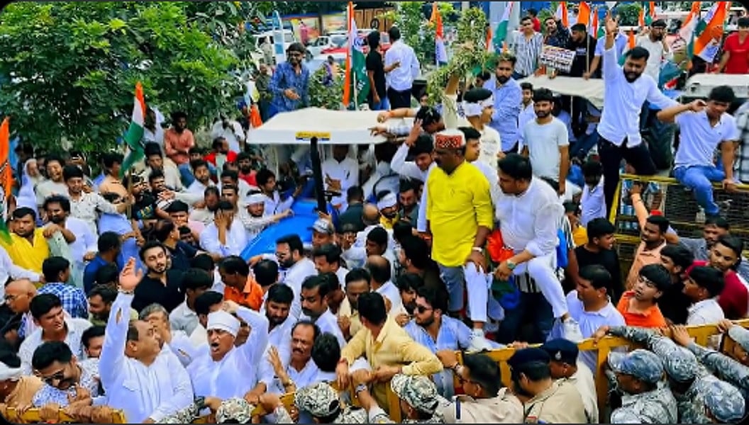 MP: कांग्रेस ने निकाली किसान न्याय यात्रा, इंदौर में ट्रैक्टर पर DM कार्यालय पहुंचे दिग्विजय और पटवारी