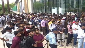 iPhone 16 खरीदने के लिए दिल्ली से मुंबई तक मची होड़, स्टोर के बाहर लंबी कतारें, भीड़ काबू करने में जुटे सुरक्षा गार्ड