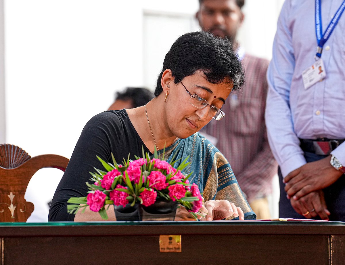आतिशी ने मुख्यमंत्री पद की ली शपथ,द‍िल्‍ली की तीसरी महिला सीएम, मंत्रीमंडल में एक नया चेहरा भी हुआ शामिल