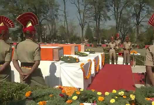 जम्मू-कश्मीर: सड़क दुर्घटना में शहीद जवानों को दी गई श्रद्धांजलि, हादसे पर खड़गे बोले- भयानक त्रासदी से हूं दुखी