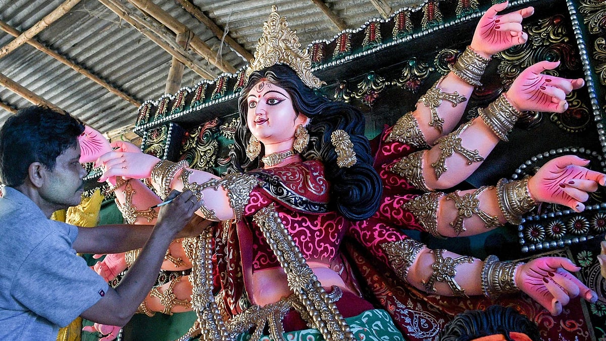 मां दुर्गा की प्रतिमा बनाने के लिए वेश्यालय से भीख मांगकर लाई जाती है मिट्टी, जानते हैं इसके पीछे क्या है कहानी?