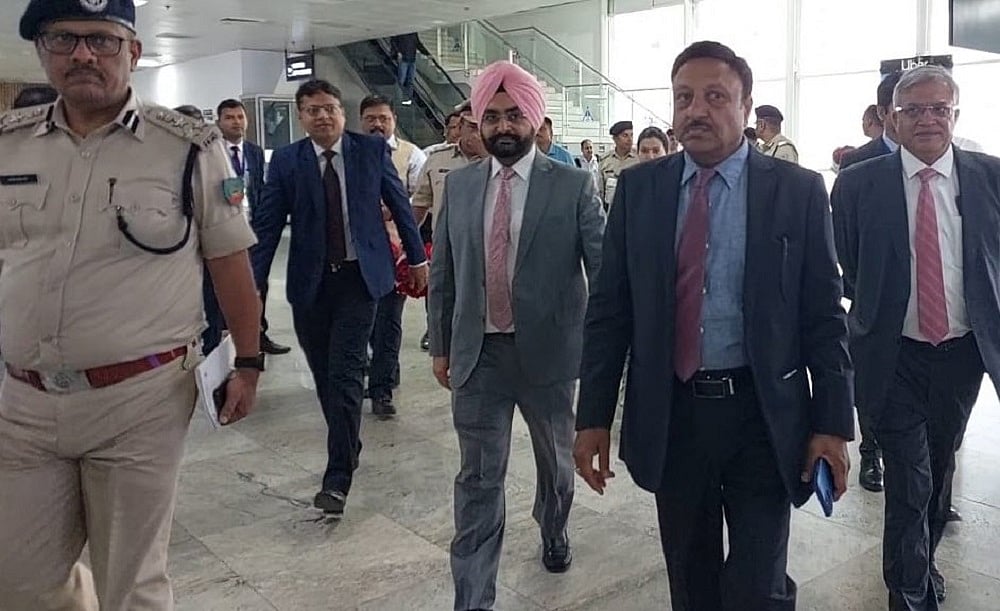 झारखंड चुनाव को लेकर निर्वाचन आयोग की टीम रांची पहुंची, बैठक में राजनीतिक दलों ने दिए अहम सुझाव