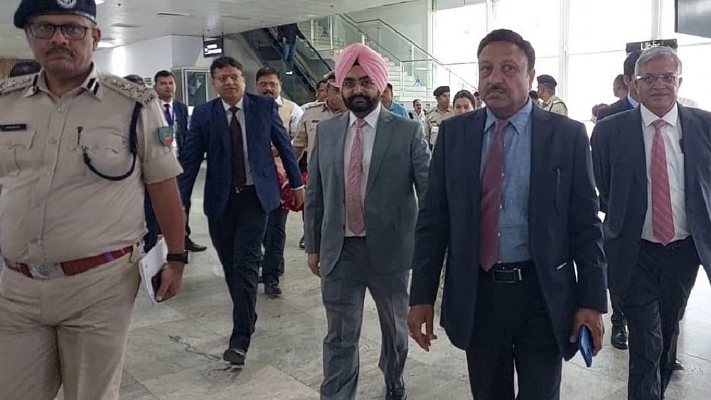 झारखंड चुनाव को लेकर निर्वाचन आयोग की टीम रांची पहुंची, बैठक में राजनीतिक दलों ने दिए अहम सुझाव