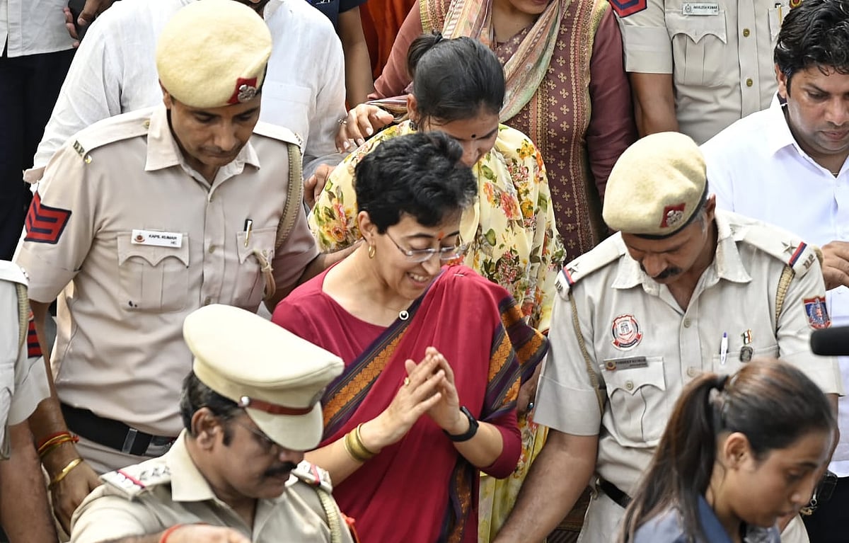 दिल्ली की मुख्यमंत्री आतिशी ने कनॉट प्लेस में हनुमान मंदिर में की पूजा, देखें तस्वीरें