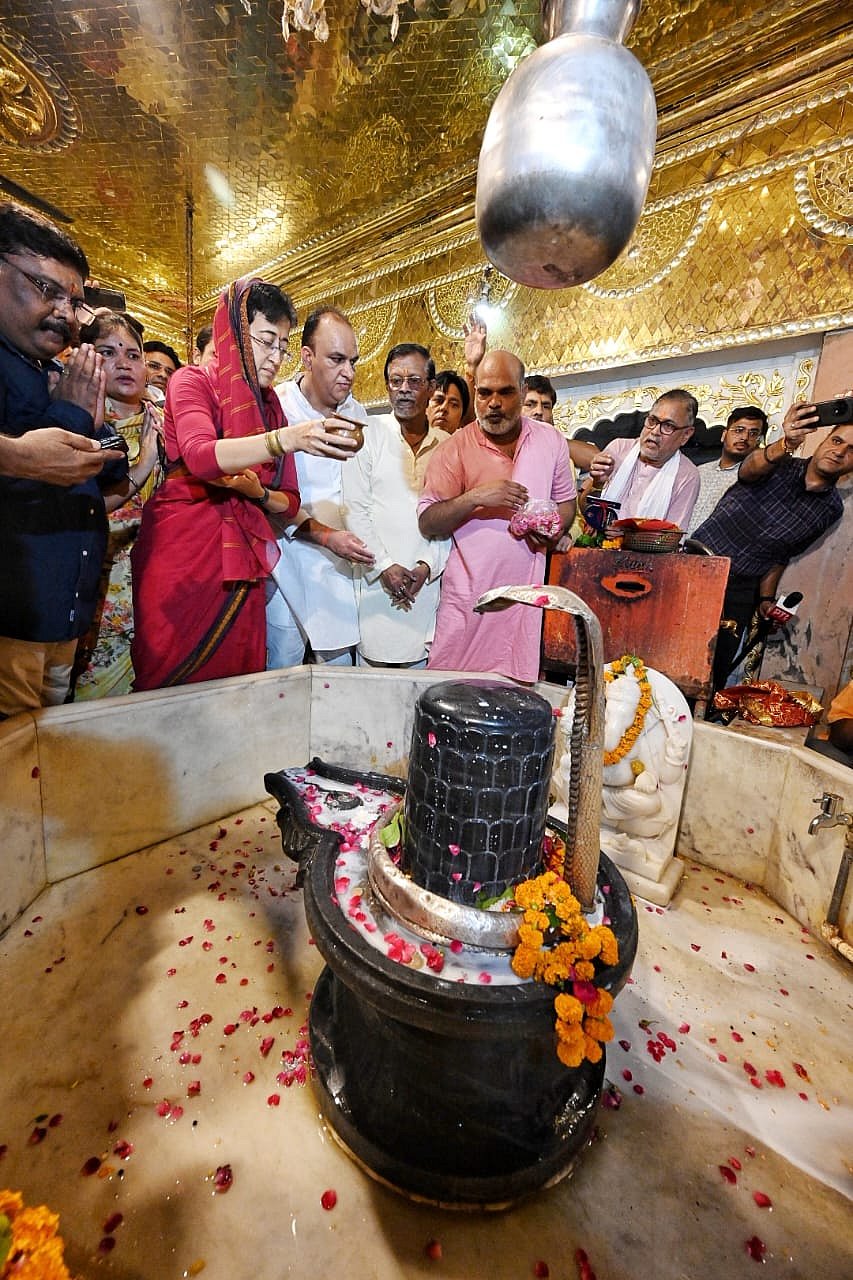 दिल्ली की मुख्यमंत्री आतिशी ने कनॉट प्लेस में हनुमान मंदिर में की पूजा, देखें तस्वीरें