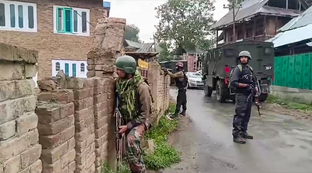 कुलगाम में आतंकवादियों से हुई मुठभेड़ में दो आतंकवादी मारे गये, पांच सुरक्षाकर्मी घायल
