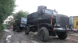 जम्मू-कश्मीर के कठुआ में मुठभेड़ जारी, पुलिसकर्मी शहीद, दो अधिकारी घायल