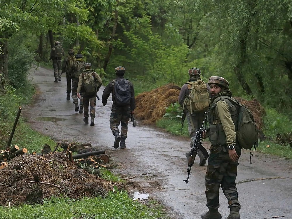जम्मू कश्मीर: कठुआ में एक आतंकवादी ढेर, एक जवान शहीद, राजौरी में भी मुठभेड़ शुरू
