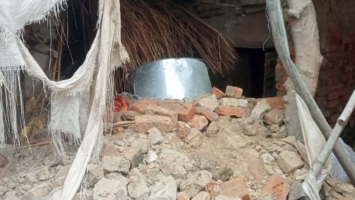 यूपी के कन्नौज में बड़ा हादसा! बारिश के बीच कच्चे मकान की छत ढही, सगे भाई-बहन की मौत, चार घायल