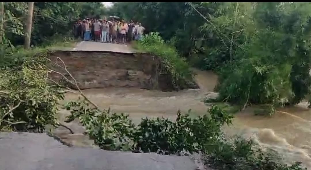 बिहार के बगहा में तटबंध टूटा, शहर से लेकर कई गांव डूबे, लोगों में डर का माहौल, ऊंचे स्थानों पर भाग रहे लोग