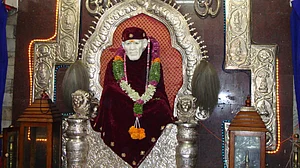 वाराणसी में साईं बाबा की प्रतीमा पर विवाद, हिंदू संगठन ने कई मंदिरों से मूर्तियां हटाई