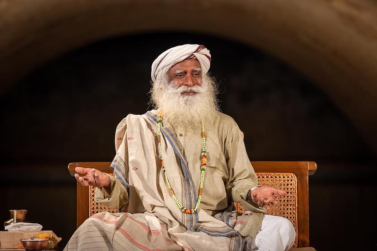 मद्रास हाईकोर्ट के आदेश के बाद सद्गुरु के आश्रम की तलाशी, कोर्ट ने कहा- ...दूसरों की बेटियों को संन्यासी क्यों बना रहे हो