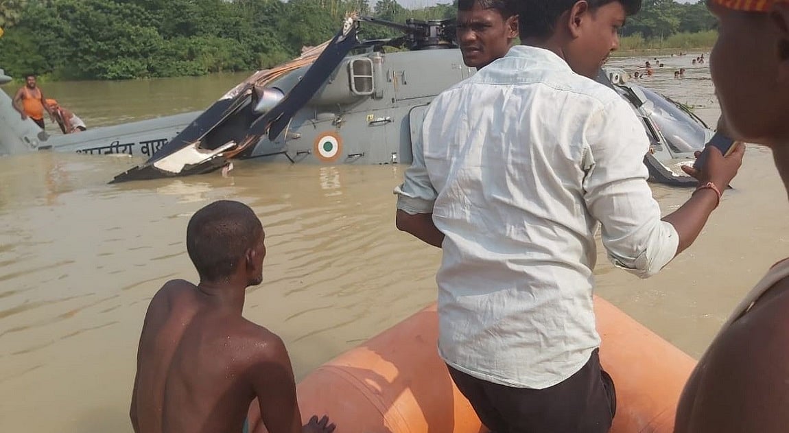 बिहारः बाढ़ राहत में लगा हेलीकॉप्टर दुर्घटनाग्रस्त, पानी में ही करनी पड़ी इमरजेंसी लैंडिंग, सभी सवार सुरक्षित