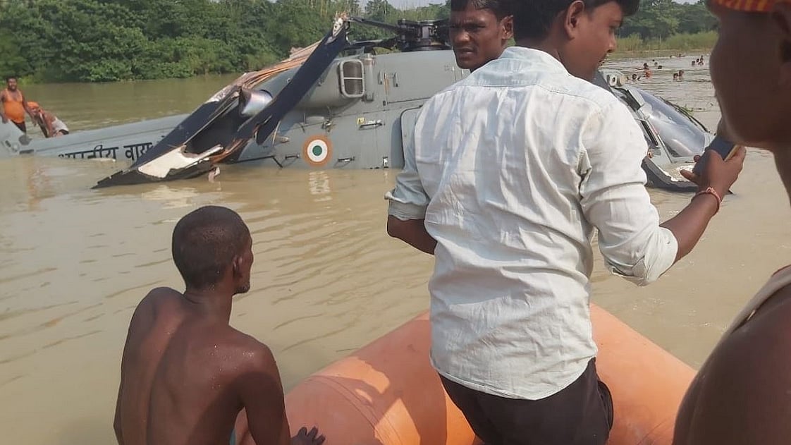बिहार में बाढ़ राहत में लगा हेलीकॉप्टर दुर्घटनाग्रस्त, पानी में ही करनी पड़ी इमरजेंसी लैंडिंग