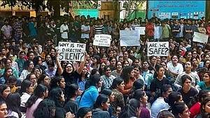 बड़ी खबर LIVE: BHU-IIT ने छात्रा के रेप के खिलाफ प्रदर्शन करने वाले 13 छात्रों को निलंबित किया