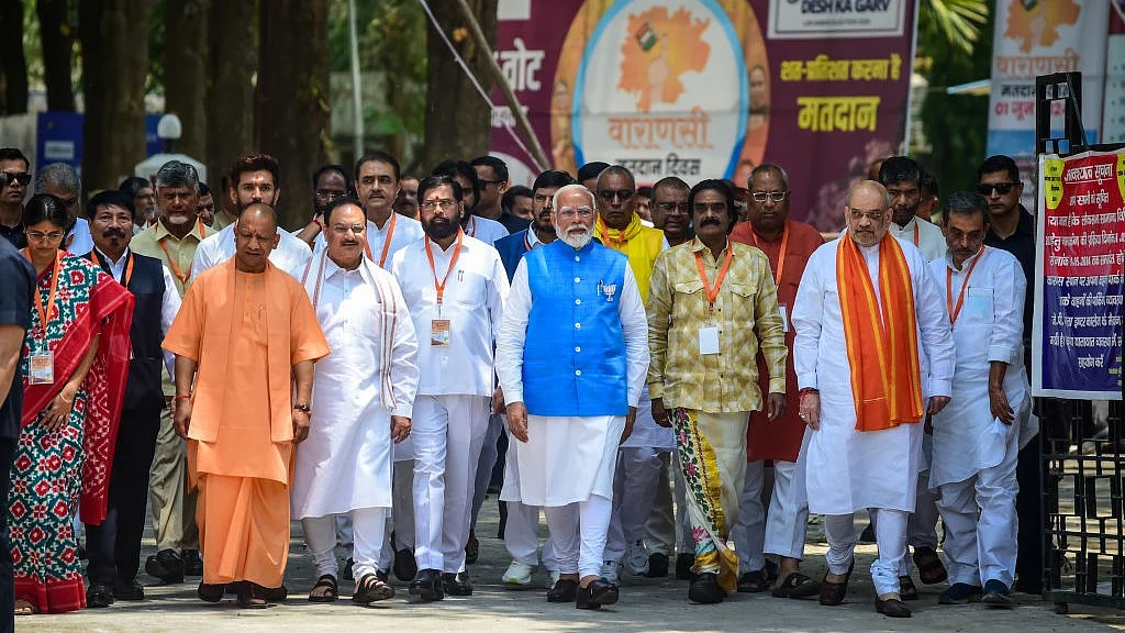 इस साल हुए लोकसभा चुनावों के दौरान वाराणसी में नामांकन दाखिल करने जाते प्रधानमंत्री नरेंद्र मोदी और अन्य बीजेपी नेता (फोटो : Getty Images)