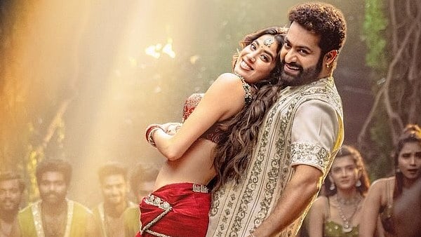 सिनेजीवन: 'देवरा' ने हफ्ते भर में किया रिकॉर्ड ब्रेक कलेक्शन और आयुष्मान ने इस निर्देशक के लिए लिखा दिल छू लेने वाला नोट 
