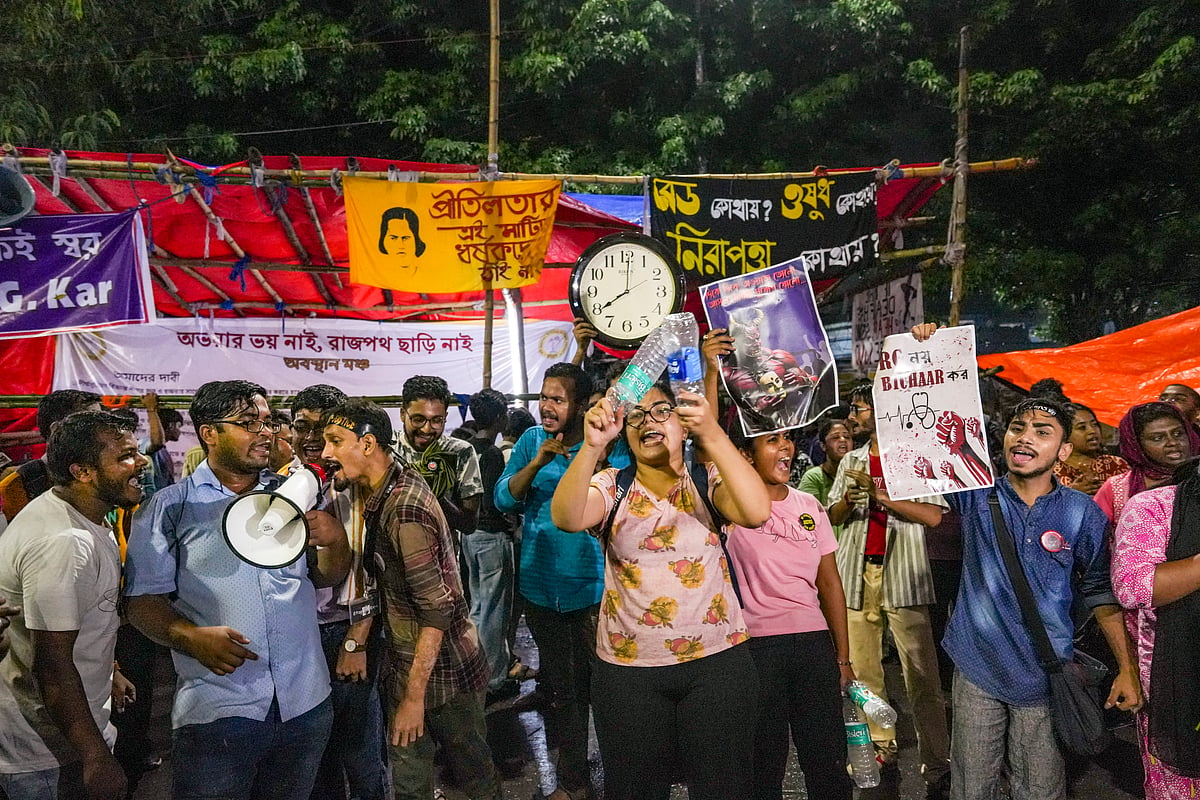 कोलकाता रेप-मर्डर केस: भूख हड़ताल पर बैठे जूनियर डॉक्टर, कहा- अब तक नहीं मानी गईं हमारी मांगें