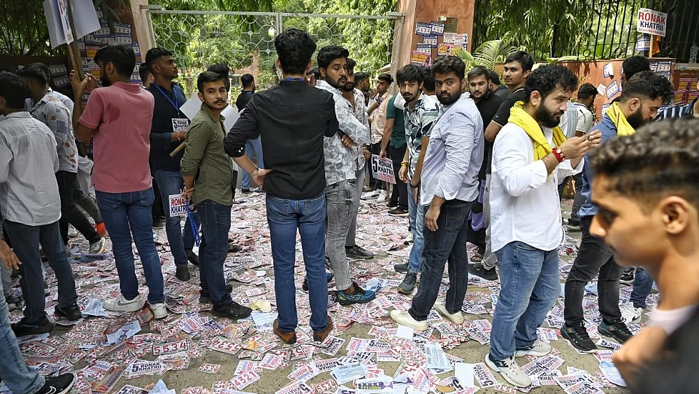 दिल्ली विश्वविद्यालय छात्र संघ चुनाव के दौरान एक परिसर में फैला कचरा 