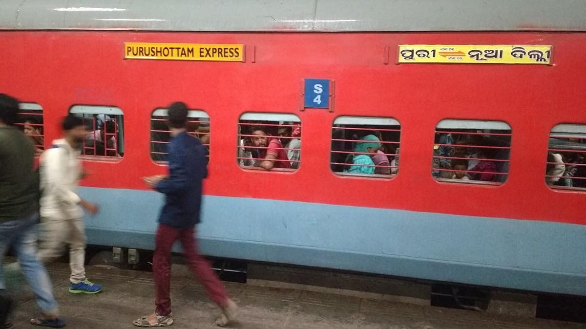 'ट्रेन में विस्फोटक के साथ आतंकी हैं...', UP के टूंडला में 3 घंटे तक रुकी रही पुरुषोतम एक्सप्रेस, खबर निकली झूठी
