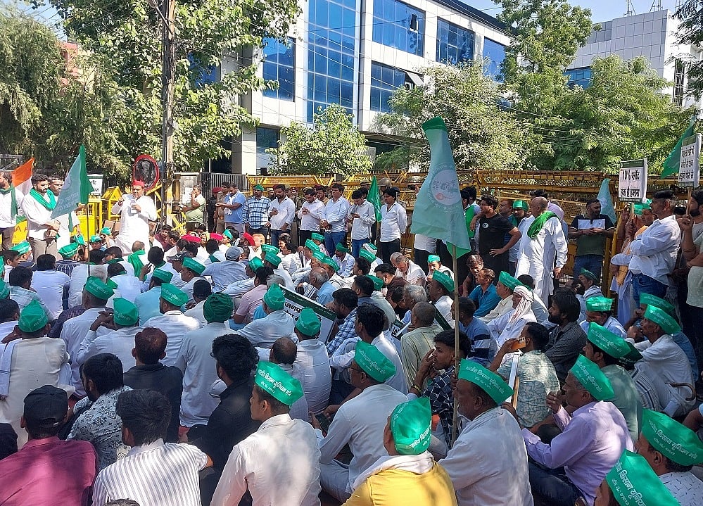 नोएडा प्राधिकरण के खिलाफ किसानों का हल्ला बोल, प्राधिकरण के बाहर तोड़ा पुलिस बैरिकेड