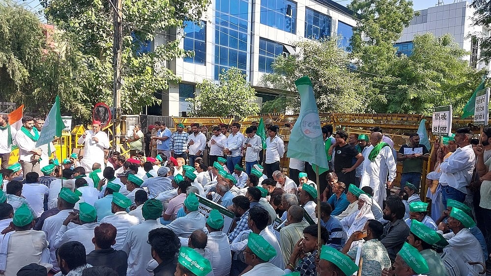 नोएडा प्राधिकरण के खिलाफ किसानों का हल्ला बोल, प्राधिकरण के बाहर तोड़ा पुलिस बैरिकेड
